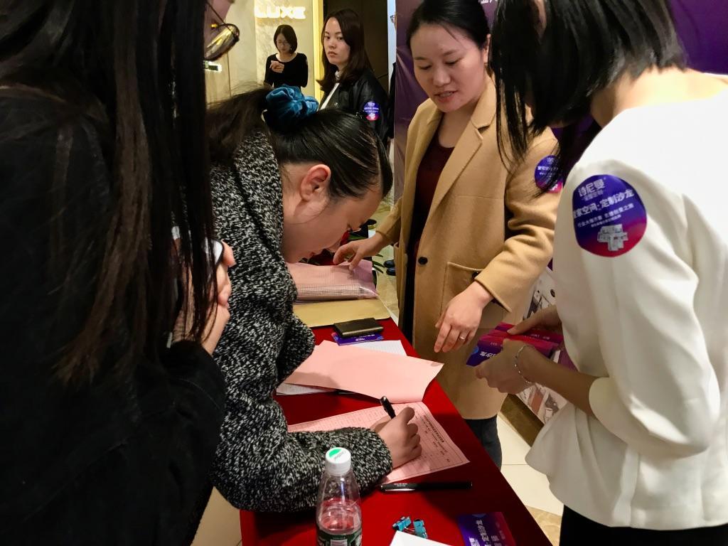 爱游戏体育-新领导者崛起！年轻球员表现出色，成为瞩目焦点