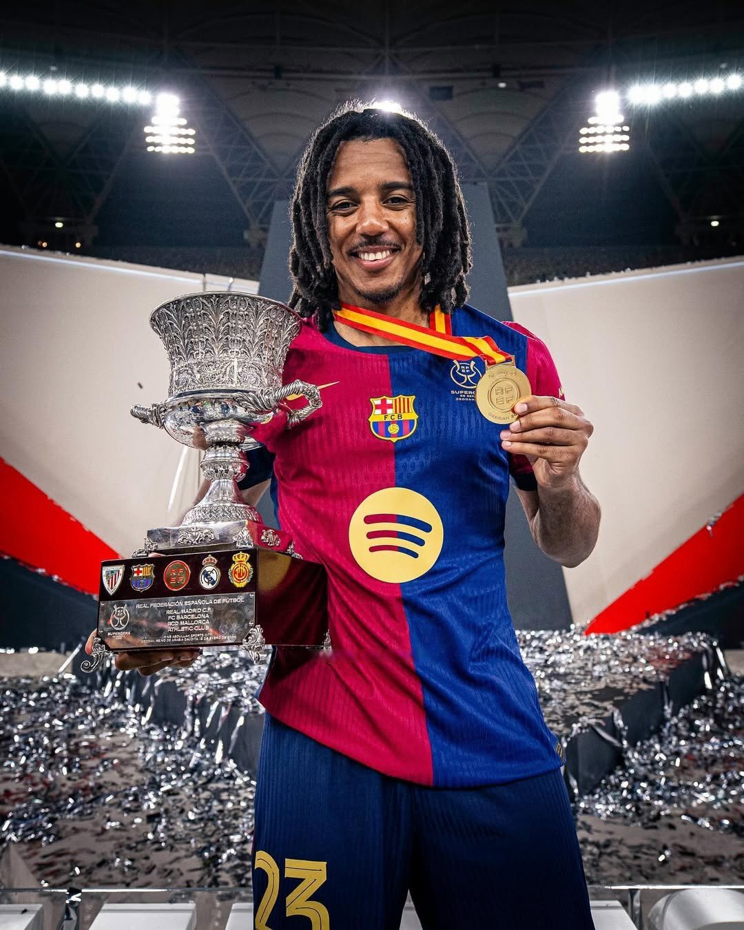 爱游戏-西甲球队球员获奖，获得年度最佳称号(西甲球队球员获奖,获得年度最佳称号是什么)